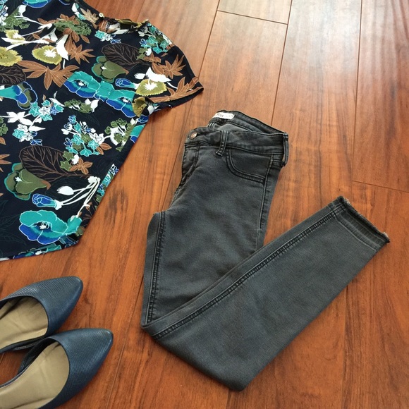 ⚡️FLASH SALE⚡️Hollister skinny ankle jeans