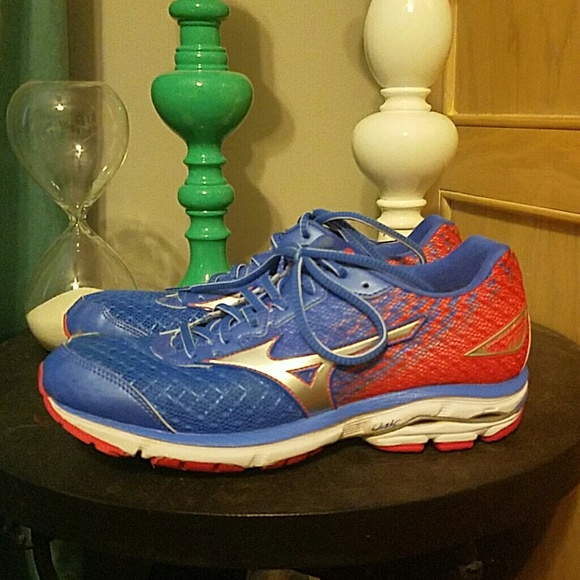 Mizuno Wave Rider 19 **$$ Donated to charity