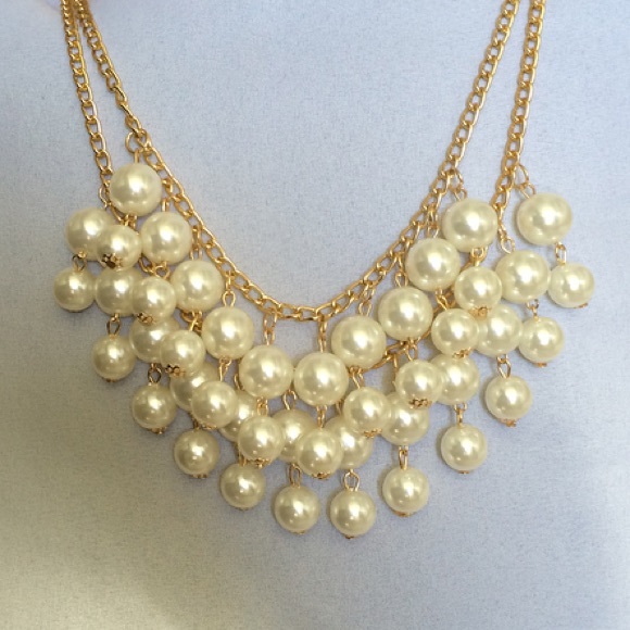 Chunky Pearl Statement Necklace - Picture 3 of 4