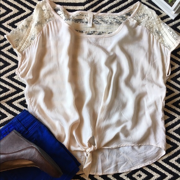 Mind code Tops - 10 SALE Mind code front knot top