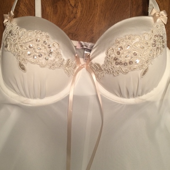 New Linea Donatella, Ivory Lingerie Set. Medium - Picture 2 of 4