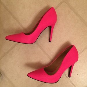 Hot Pink textured pumps!