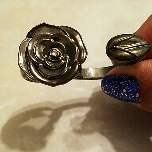 Rose with leaf - Picture 2 of 2