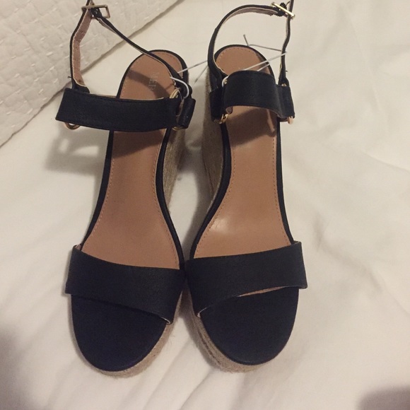 Black wedges