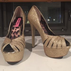 Betsy Johnson Size 7.5 Gold Sparkly Heels