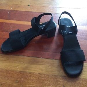 Munro American black chunky heel sandal