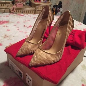 Gold Christian Loubitin pumps