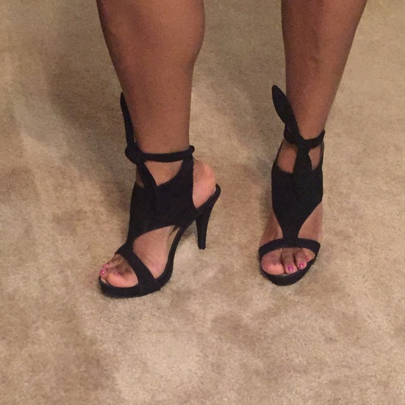 Cute Black Straped heels👠 - Picture 2 of 3