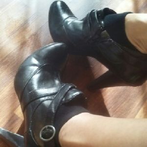 Black heeled boots