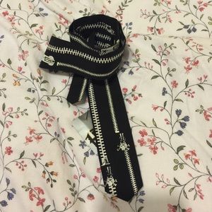 Black/zip pattern tie