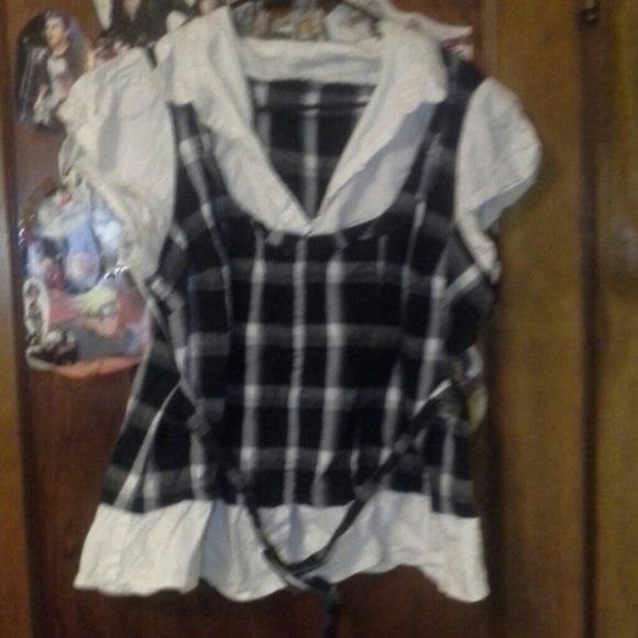 White and checkered blouse with a fabric belt
