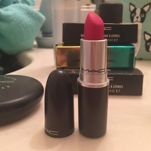 DAMN GLAMOROUS MAC LIPSTICK