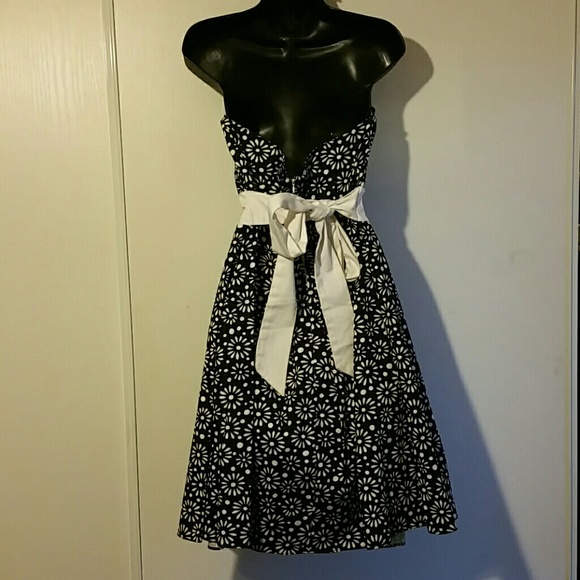 Pretty Strapless Dress - Picture 2 of 2