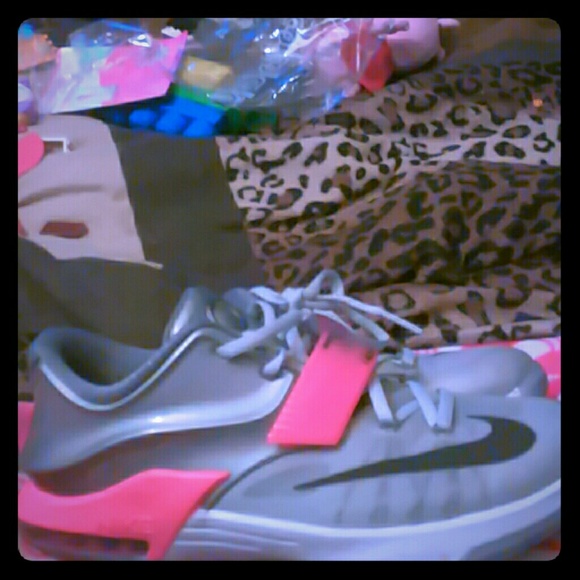 NWOT Nike Sneakers - Picture 1 of 4