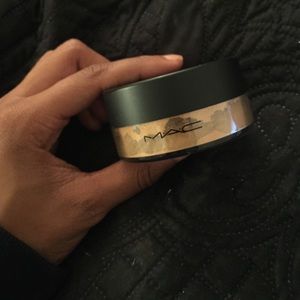 🚨SALE🚨 MAC NC42 Sheer Loose Powder