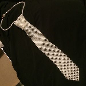 Pearl tie necklace