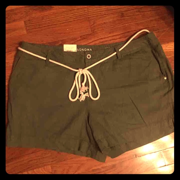 20 W mid-rise army green colored linen shorts.