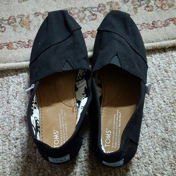 BRAND NEW WOMEN US SIZE 8.5 BLACK TOMS