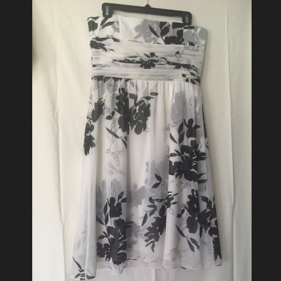 NWOT 🌺 Ann Taylor Strapless Cocktail Dress in black & white floral design - Picture 2 of 3
