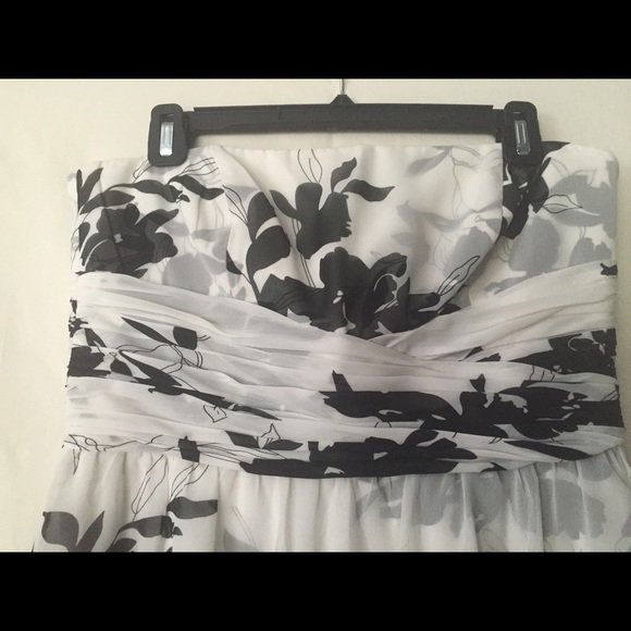 NWOT 🌺 Ann Taylor Strapless Cocktail Dress in black & white floral design - Picture 3 of 3