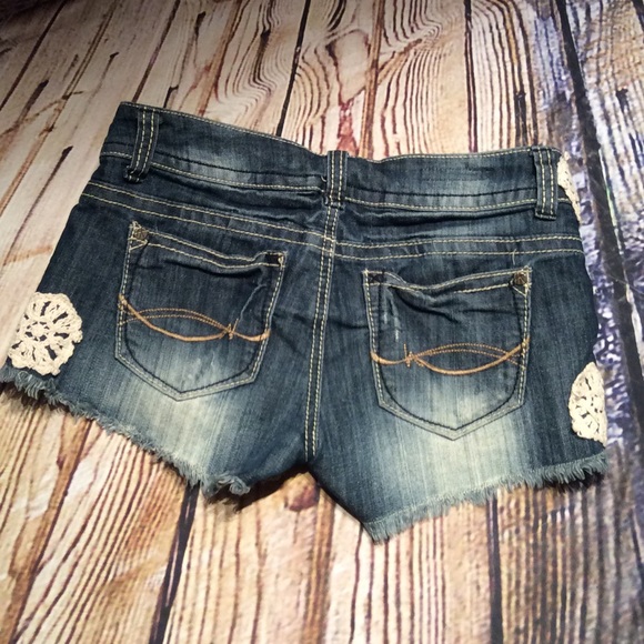 🎉HP🎉HOT KISS CICI SHORTS W/CROCHET TRIM SOLD - Picture 2 of 3