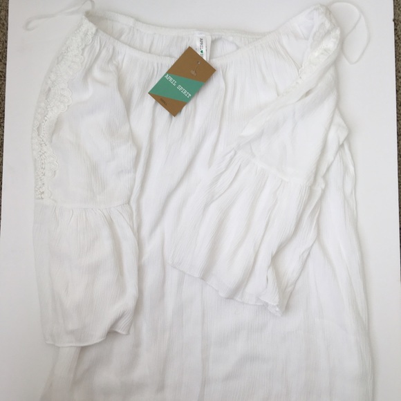 🔖 NWT: Cold Shoulder Top - Picture 3 of 4