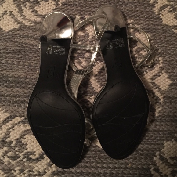 Heels! 👠💁🏼 - Picture 2 of 2