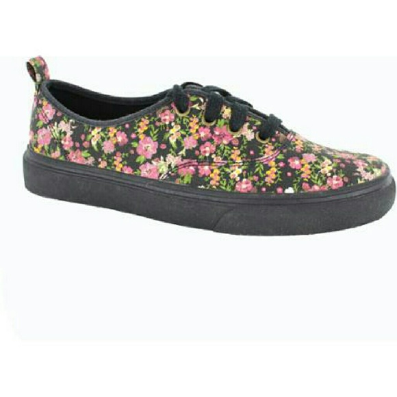 Tennis shoes