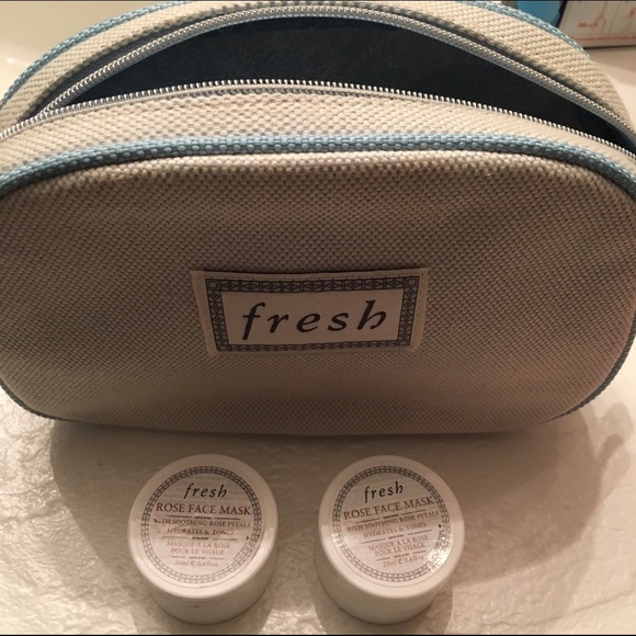 Fresh Make up bag with 2 Rose Face Masks
