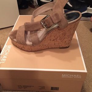 Michael Kors Giovanna wedge in sand suede size 9