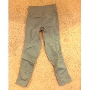 Zone in crop leggings