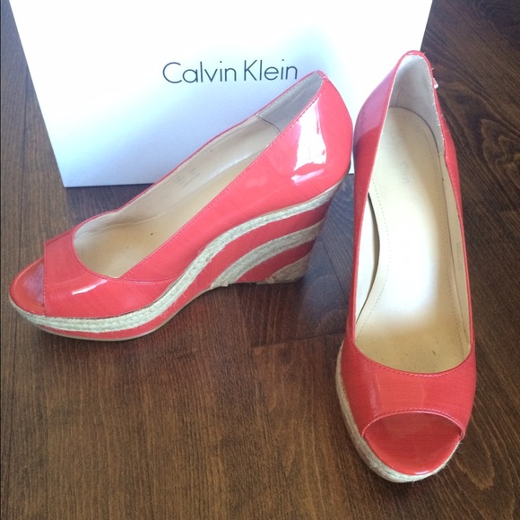 Calvin Klein Harlo Wedge w Peep Toe In Coral
