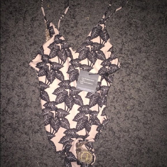 Acacia one piece 👑SOLD ON MERC👑