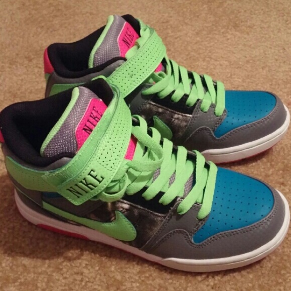 NWT Women Nike Air Mogan Mid 2 shoes size 7.5