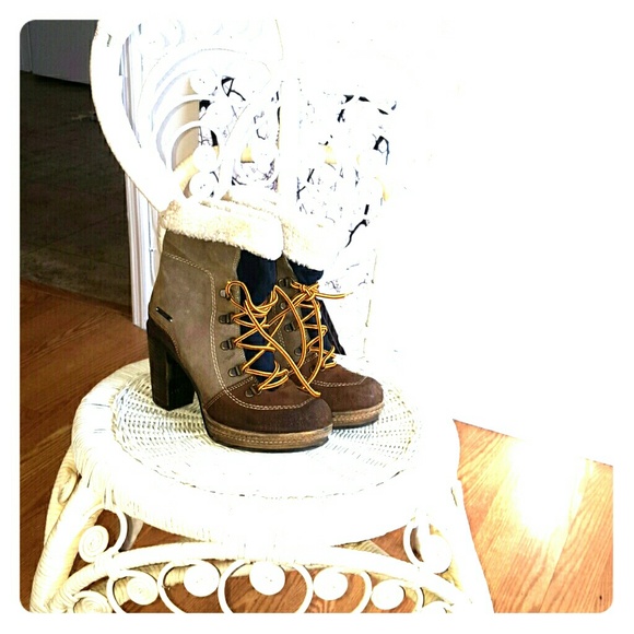 3 3/4 inch winter boots with sherpa details