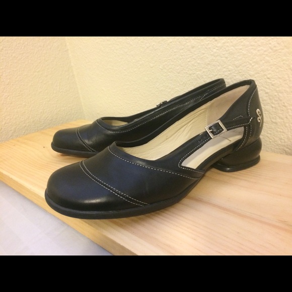 Fluevog Womens Black D'orsay style flats - size 9