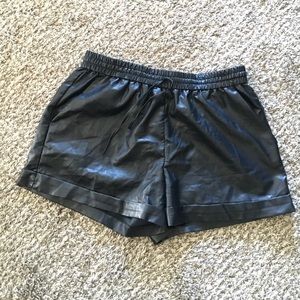 FAUX LEATHER SHORTS (forever 21)