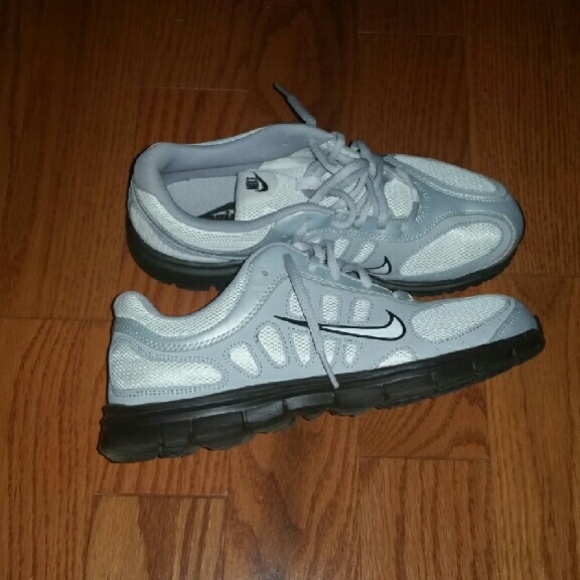 Nike Shoe - Picture 1 of 2