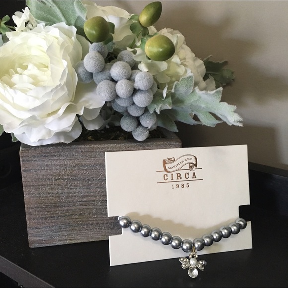 Grey pearl bracelet