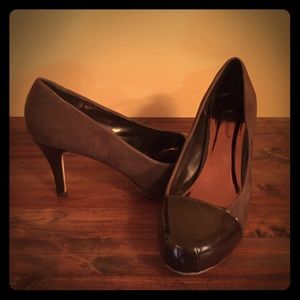 Brown suede/patent leather pumps.