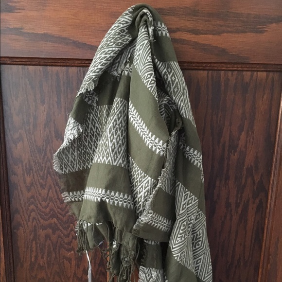 Lovely NWT Madewell scarf in woven olive cotton