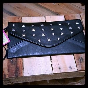 Black skull clutch