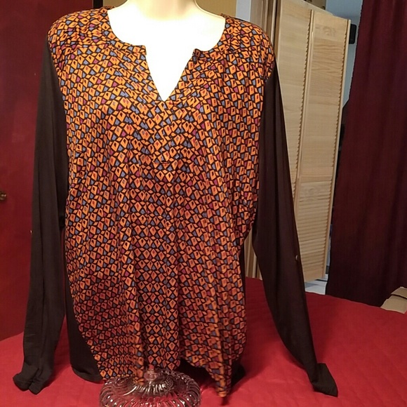 NWOT woman's geometric top