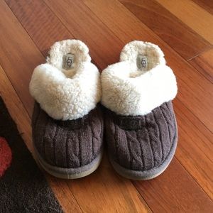 UGG SLIPPERS
