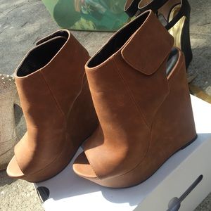 Call it spring wedges comes with box