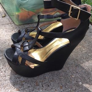 Black wedges