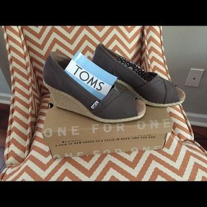 Toms gray wedges NWT