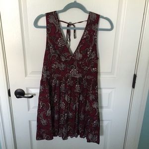 Open back burgundy v-neck dress