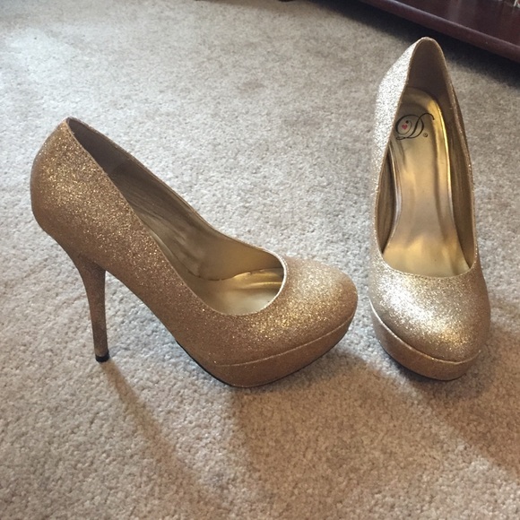 Gold sparkle heels !