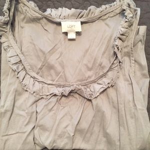 Sleeveless light gray flowy top!